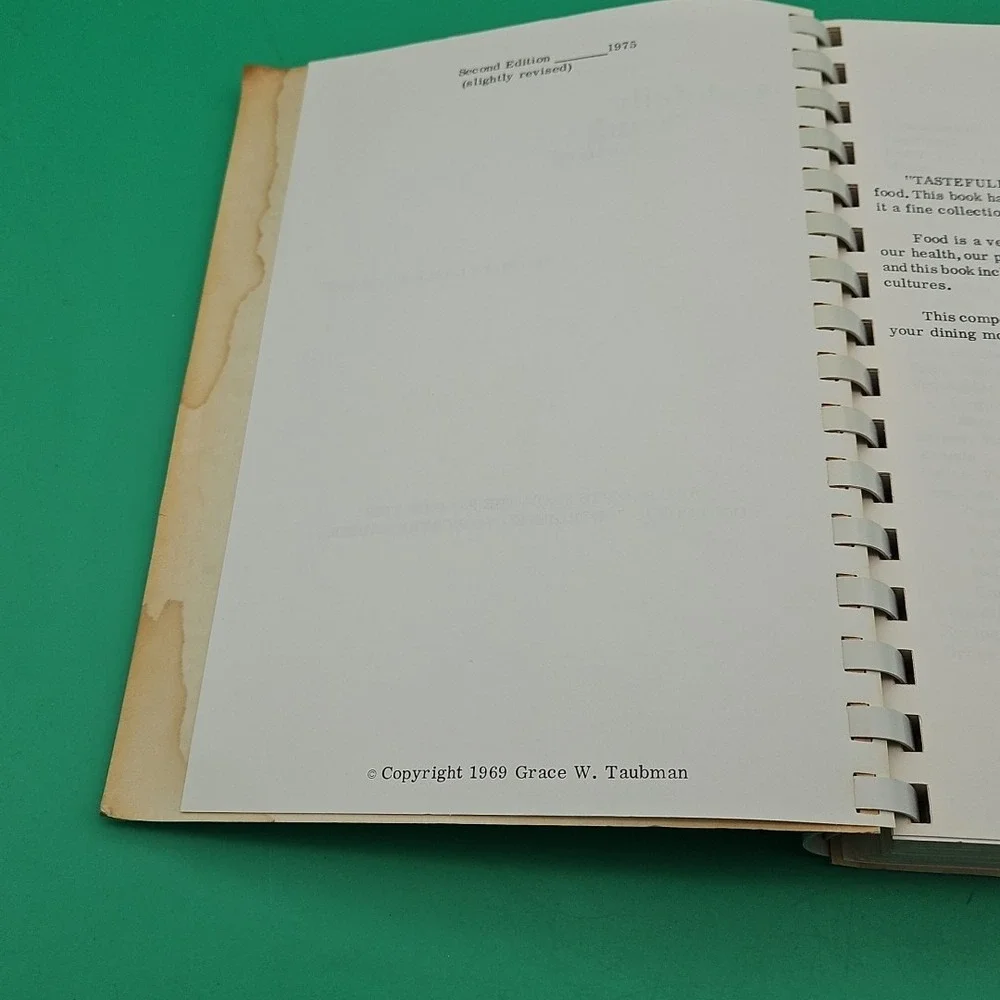 Tastefully Yours Cookbook Vintage 1975 700 Recipes‎ Book